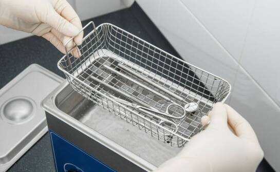 Badanie skuteczności mycia w ultradźwiękowych myjkach: okulary jako przykład