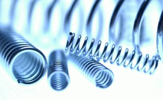 Znaczenie naciągowych sprężyn w precyzyjnych mechanizmach – kluczowe aspekty