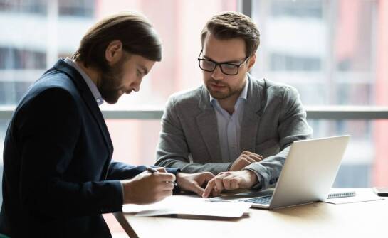 Jak komornik wspiera w egzekucji długów?