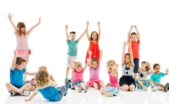 Rola teatru i dramy w rozwijaniu komunikacyjnych umiejętności u dzieci