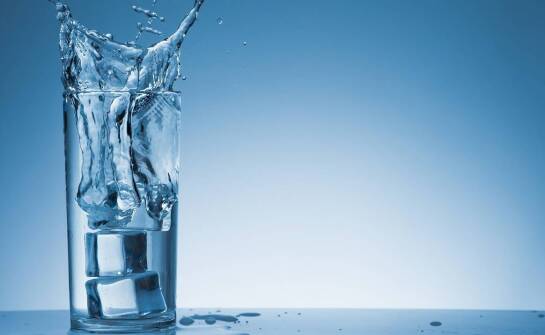 Jak uzdatnianie wody wpływa na smak i zapach wody pitnej?