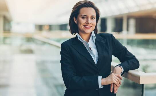 Jak personalizować damskie marynarki, by podkreślić swój indywidualny styl?