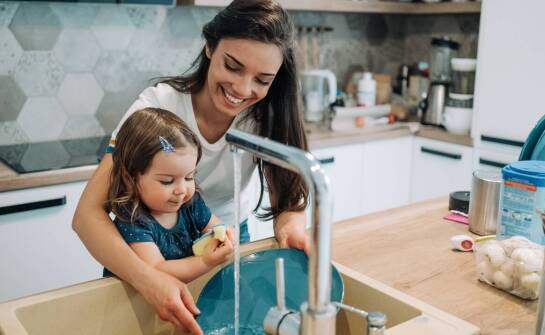 Dlaczego silikonowe talerzyki z przyssawką są niezbędne w kuchni dla rodzica?
