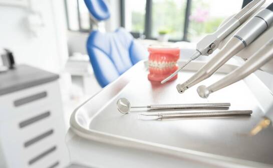 Czy ciąża może wpłynąć na czas noszenia ortodontycznego aparatu?