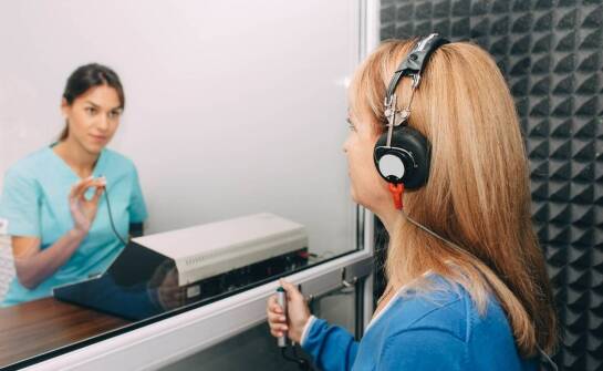 Kiedy warto skorzystać z analizy akustycznej głosu u foniatry?