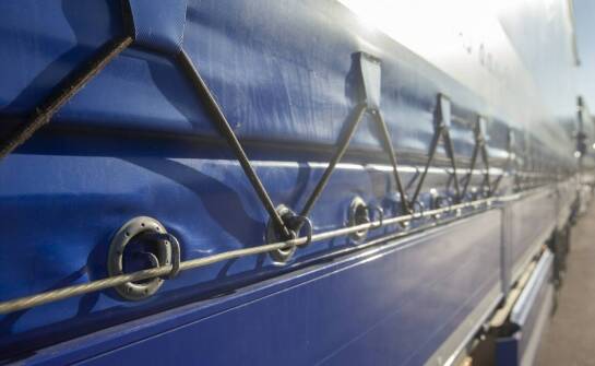 Korzyści ekonomiczne wynikające z użytkowania hakowych kontenerów z plandeką