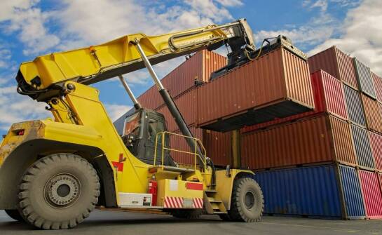 Jakie cenowe strategie stosują producenci kontenerów hakowych?