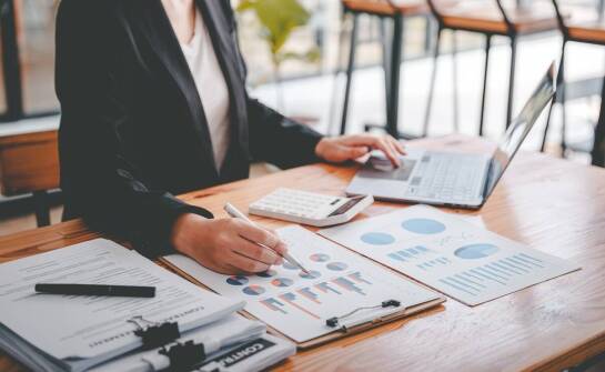 Jakie są kluczowe elementy analizy ryzyka inwestycyjnego przez rzeczoznawcę?