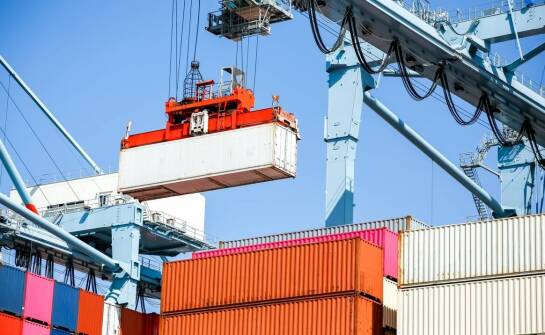 Jak terminowe dostawy otwartych kontenerów hakowych zwiększają efektywność pracy?