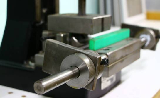 Badania materiałowe a bezpieczeństwo elastycznych gumowych płyt i arkuszy