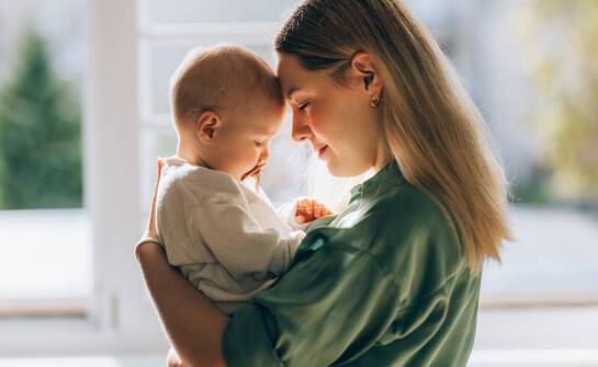 Jak noszenie dziecka w chuście wspiera karmienie piersią?