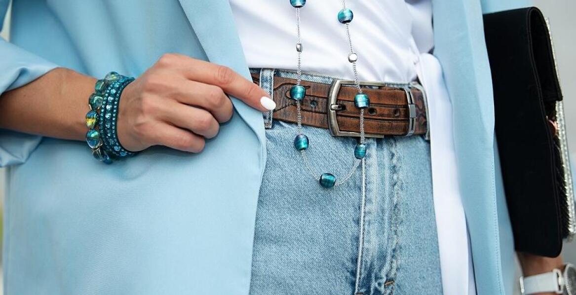 Jakie dodatki najlepiej pasują do damskich spodni jeansowych?