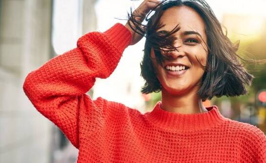 Przegląd dostępnych online modnych damskich swetrów