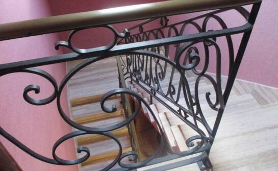 Nowoczesne i funkcjonalne rozwiązania balustrad na wewnętrzne schody