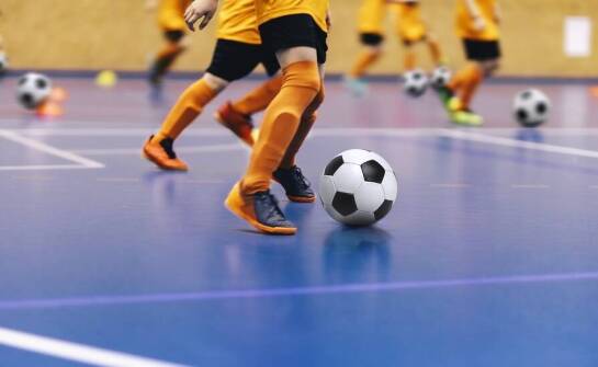 Buty dziecięce do piłki nożnej – jak wybrać model na halę?