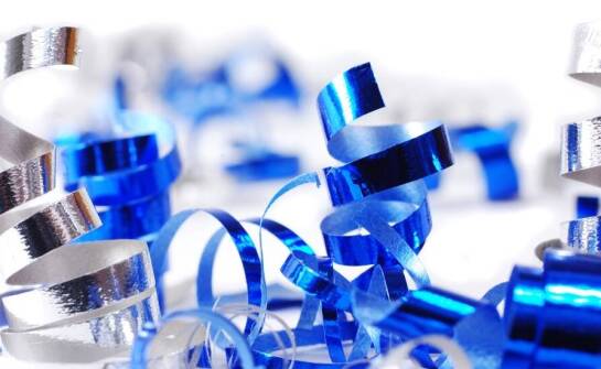 Jak wyrzutnia serpentyn wpływa na dynamikę i finał scenicznego wydarzenia?