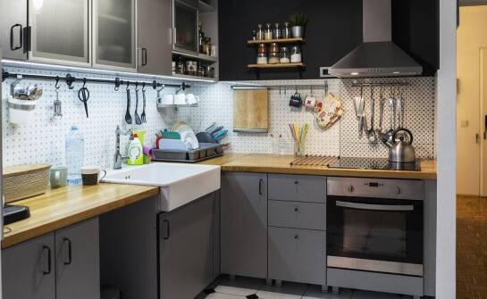 Jakie czynniki wpływają na wybór odpowiednich kuchennych mebli do małych przestrzeni?