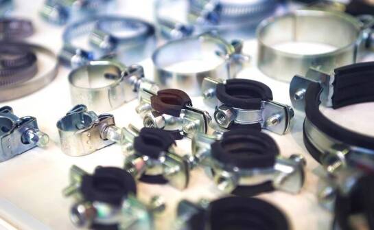 Obejmy do mocowania rur w infrastrukturze przemysłowej – co warto wiedzieć?