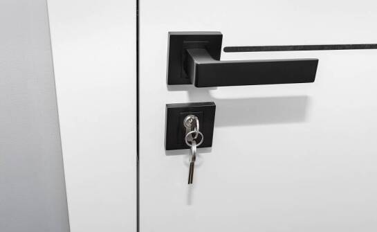 Jakie są korzyści z montażu prostokątnego pochwyty w drzwiach antywłamaniowych?