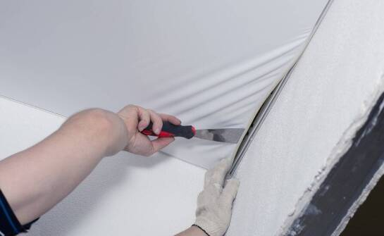 Odporność sufitów napinanych na wilgoć w łazienkach i kuchniach