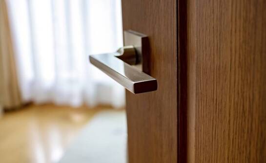 Nowoczesne trendy w designie drzwi: prostokątny pochwyt