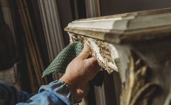 Sztuka renowacji antyków: Jak odzyskiwać dawny blask indyjskich mebli?