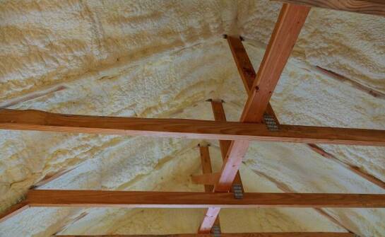 Jak PUR piana wpływa na energooszczędność budynków przy ocieplaniu dachów