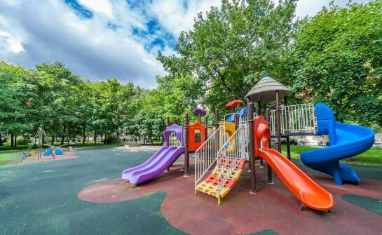 Ławki dla dzieci – kluczowy element wyposażenia na placach zabaw