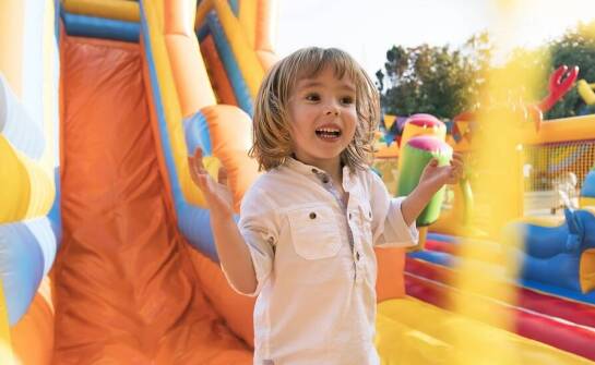 Jak zaaranżować wyjątkową strefę zabaw na imprezach i wydarzeniach plenerowych?