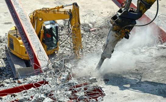 Proces wyburzania przemysłowych hal z wykorzystaniem mikroładunków