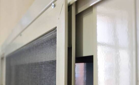 Zalety przesuwnej moskitiery na balkon w codziennym użytkowaniu