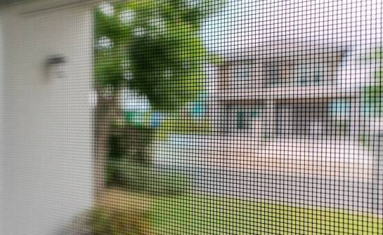 Okienne siatki na wymiar jako element stylowego i praktycznego wnętrza