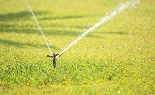 Jakie czynniki wpływają na wybór odpowiednich systemów do nawadniania?