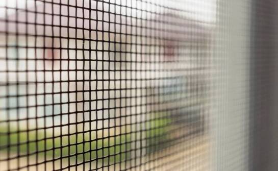 Jak dobrać odpowiednie siatki na wymiar do okien do dużych przeszkleń?