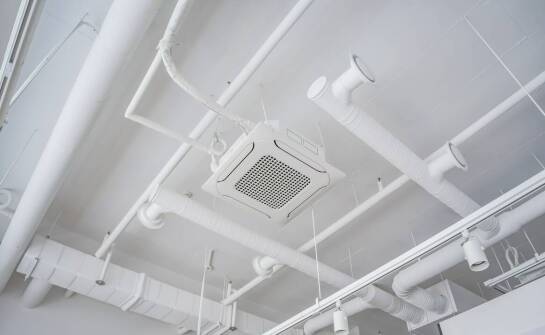 Jakie czynniki należy wziąć pod uwagę przy wyborze systemu wentylacyjnego w domu?