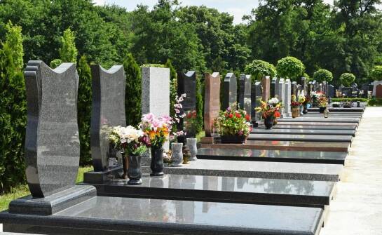 Granitowe nagrobki: przewaga nad innymi materiałami