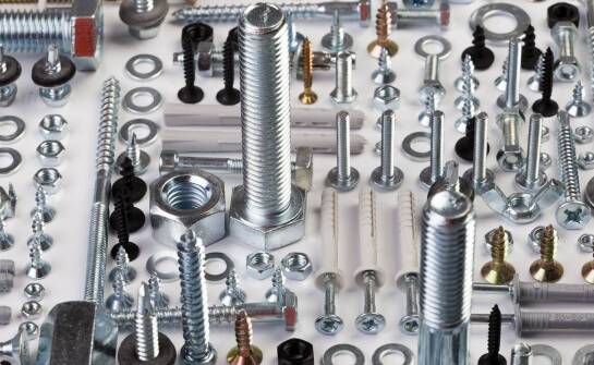 Porównanie różnych typów samogwintujących wkrętów do zastosowań metalowych