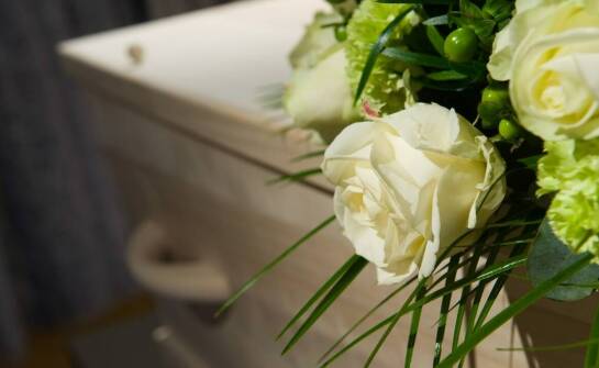 Znaczenie wyboru trumny dla ceremonii pogrzebowej – co oferujemy?