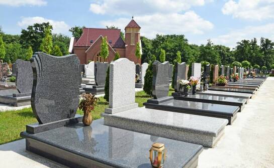 Usługi kamieniarskie w ofercie zakładu pogrzebowego – co warto wiedzieć?