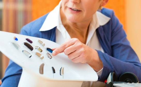 Porównanie zausznych i wewnątrzusznych aparatów słuchowych – na co zwrócić uwagę?