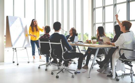 Jakie wyzwania wiążą się z organizacją szkoleń dla nowych pracowników HACCP?