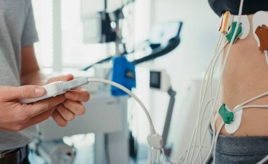 Badanie EEG jako kluczowy element terapii dla osób z zaburzeniami snu.