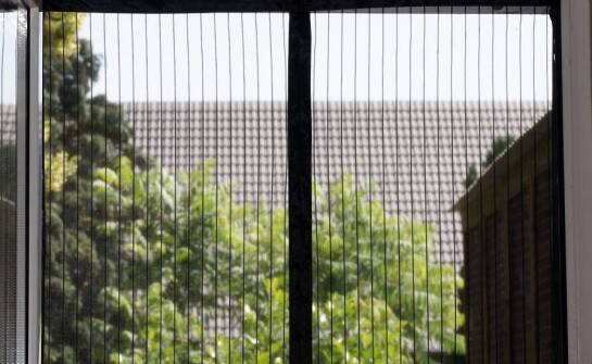 Funkcjonalność balkonowych moskitier na zawiasach w domach rodzinnych