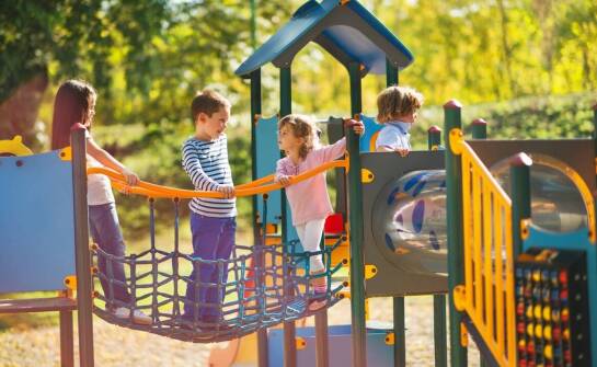 Jakie są wyzwania związane z utrzymaniem gumowej nawierzchni na placach zabaw?