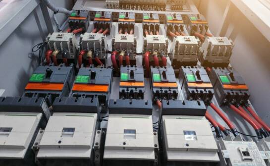 Wybór odpowiednich elektrycznych rozdzielaczy do przemysłowych systemów