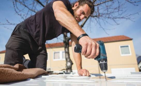 Jak profesjonalny montaż plandek wpływa na trwałość plandek?