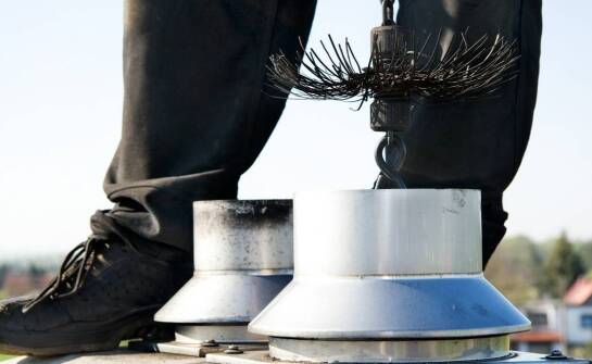 Jaki wpływ na jakość powietrza mają usługi czyszczenia kominów?