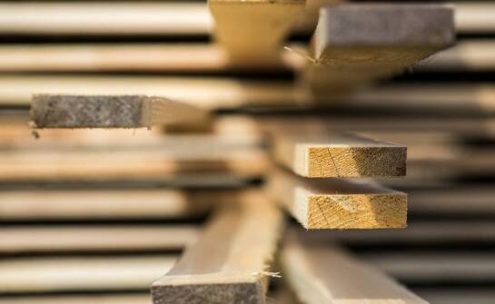 Kluczowe zalety budowlanej tarcicy z tartaku w Nysie w projektach konstrukcyjnych