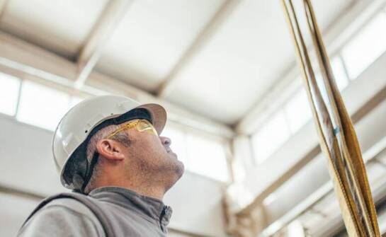 Jakie są różnice między montażem a konserwacją flagowych masztów?