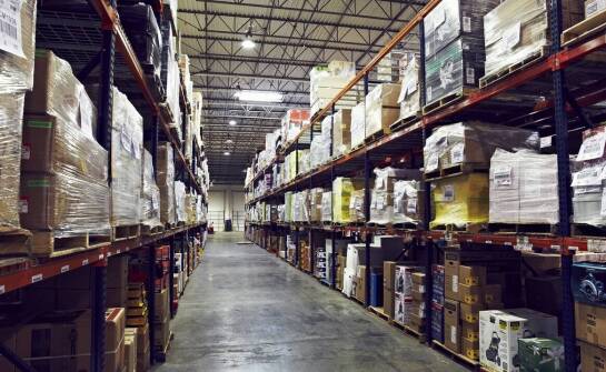 Jakie są zalety korzystania z własnego magazynu do przechowywania opakowań?